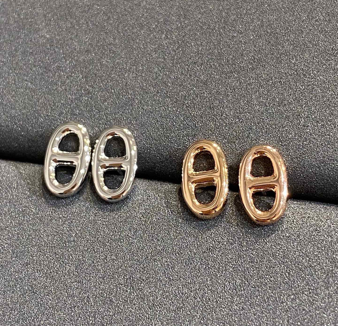 V Gold Material Charm Simple Style Boucle d'oreille en deux couleurs plaqué avec du tampon a une boîte de forme ovale conception PS3985A