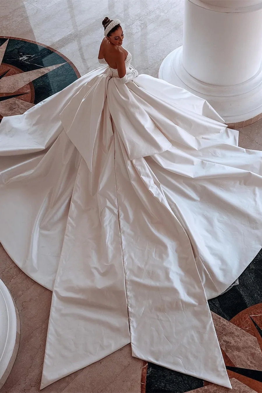 Royal Ivory Satin Dubai Arabic Wedding Dresses Sexy Beads Strapless Backless Ruched Long Train Bridal Gowns With Big Bow Robes BC14905