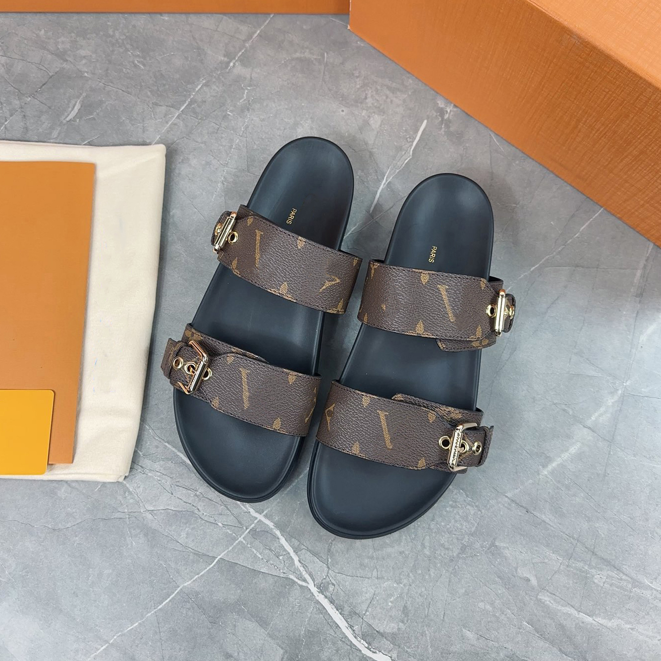 Designer brand women lvtrainers Slippers sandals Slides fashion room women casual shoes beach shoes black Leather Sandal shoemaker summer fashion shoes 