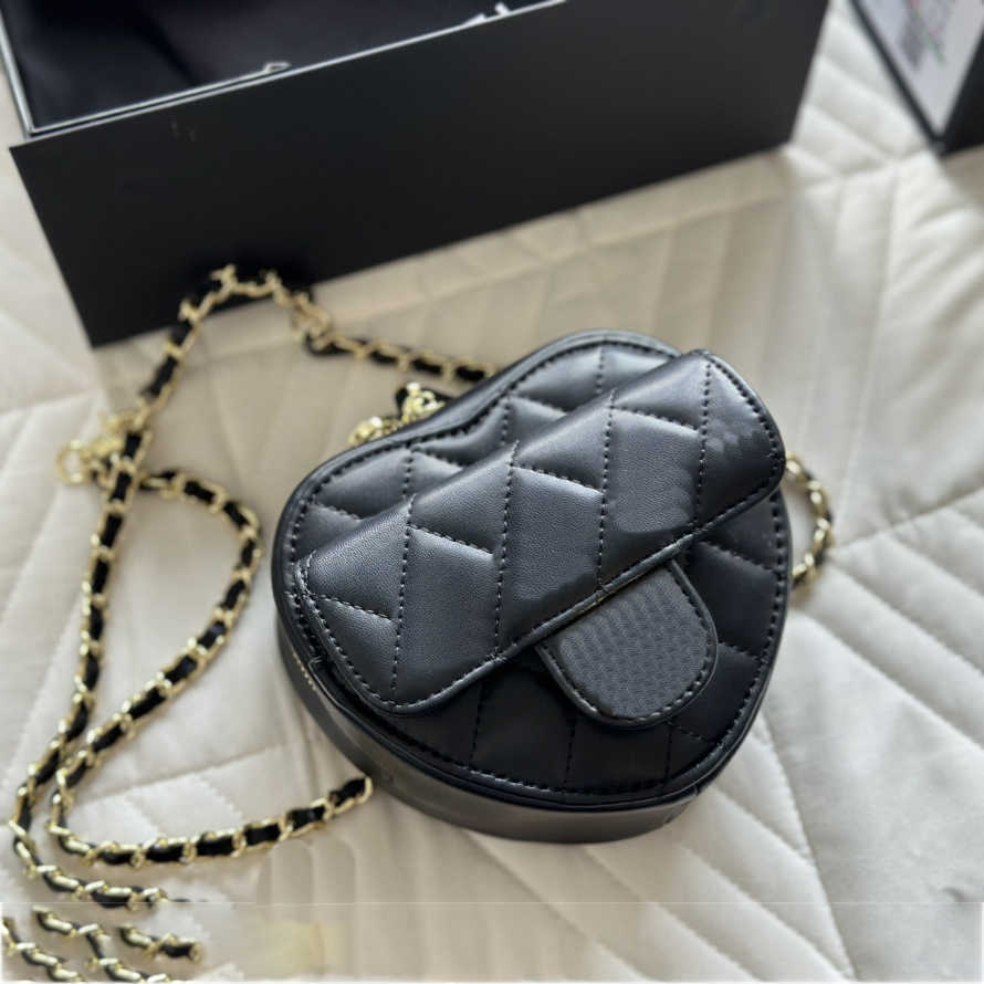 2025--10A Crossbody waist Bag bum Travel belt CrossBody Purse chain Strap Cross Body Heart Love Sling bag Chain Designer Luxury
