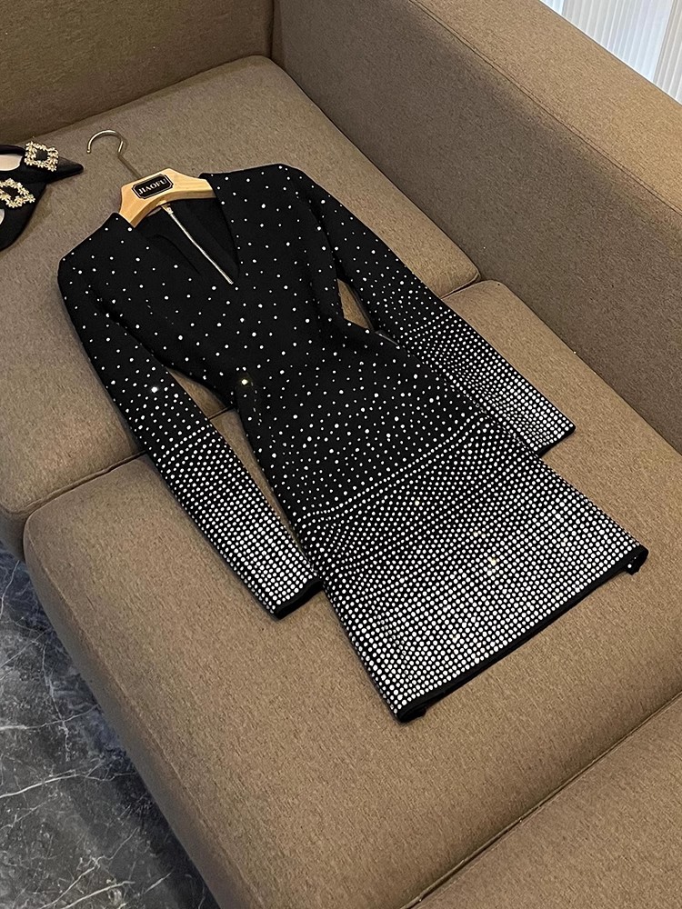 2024 Printemps noir Hot Drilling Mini robe robe à manches longues V Couleur de dégradient courte