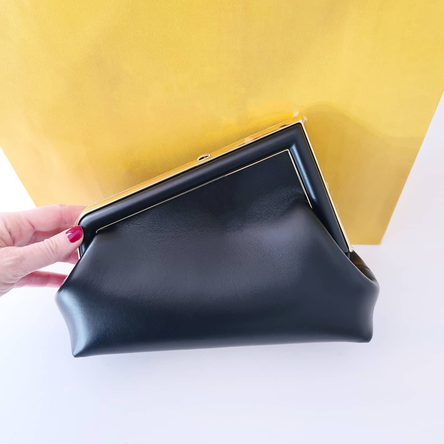 Luxurys men's First crossbody Clutch Bags Women's Genuine leather handbags purses lady shop the tote bags men's fashion shoulder bags Designer cosmetic pochette bags 