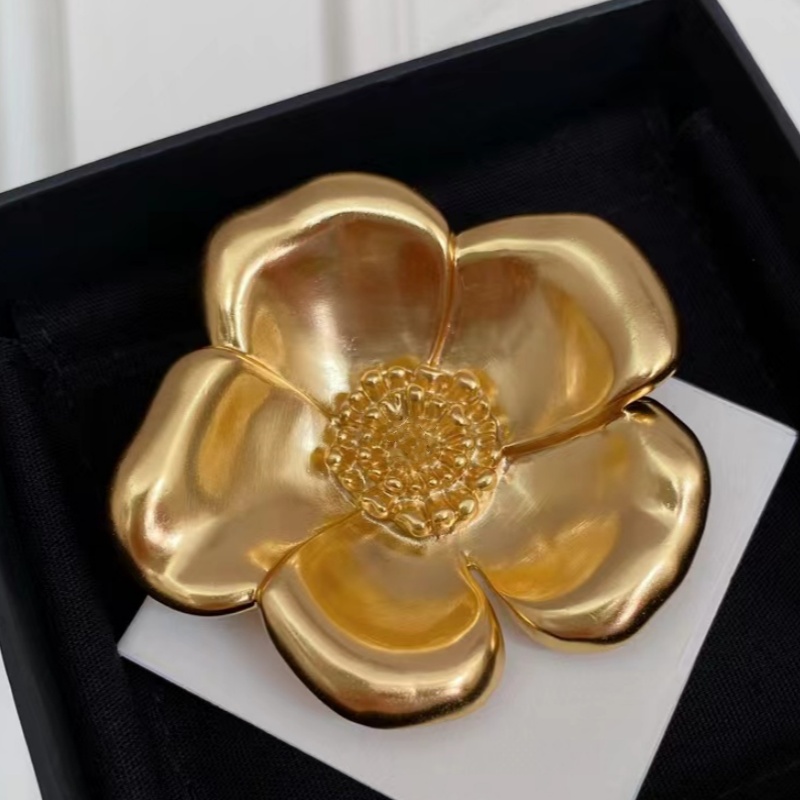 Unisex Fashion Luxury Men Women Brooches High Quality Yellow Gold Plated Designer Letter Flower Brooch Pins for Wedding Party