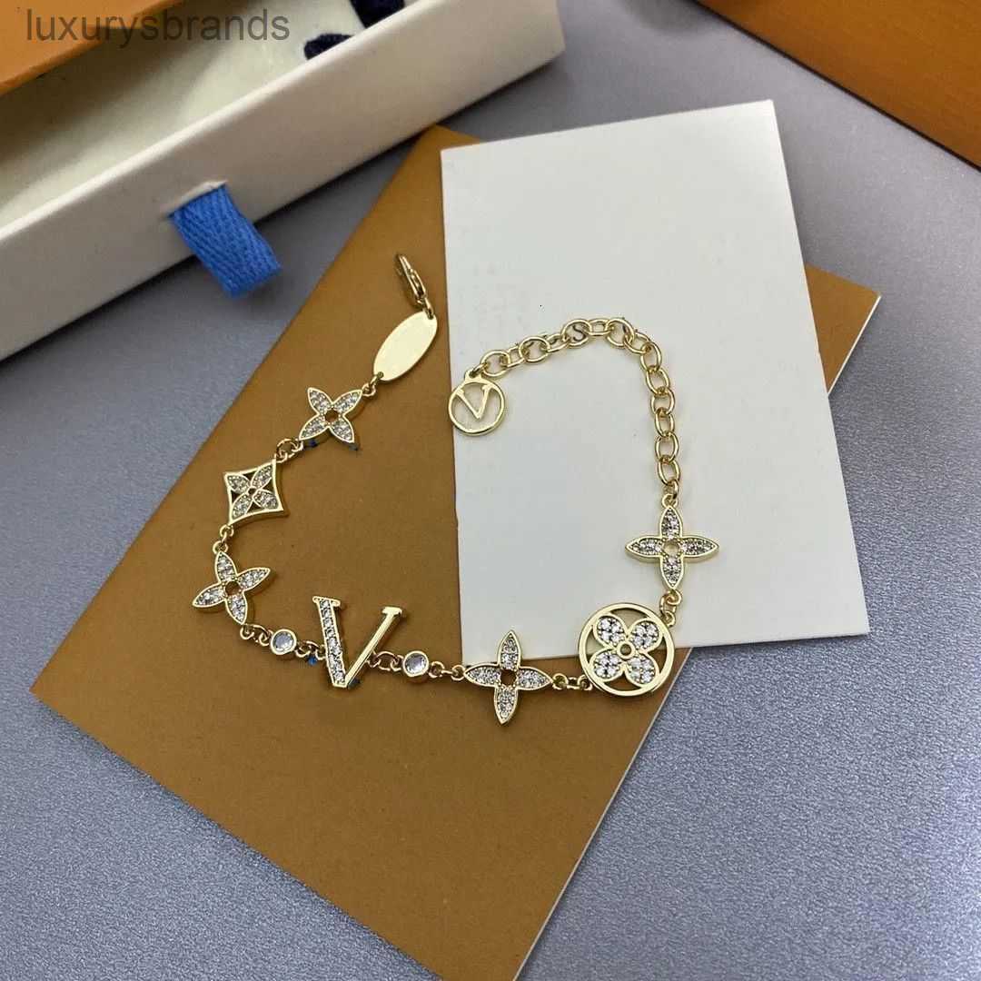 Designer de luxe comme des femmes élégantes bracelet à quatre feuilles de trèfle 18k Gold Silver Fashion Letter Diamond Pendant Bracelet Mariage