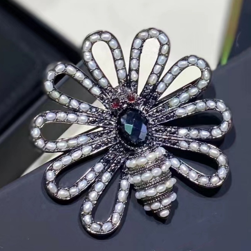 New Fashion Men Women Luxury Brooch Pins Yellow Black Gold Plated Full Little Pearls Letter Bee Brooches Pins for Party Wedding Nice Gift