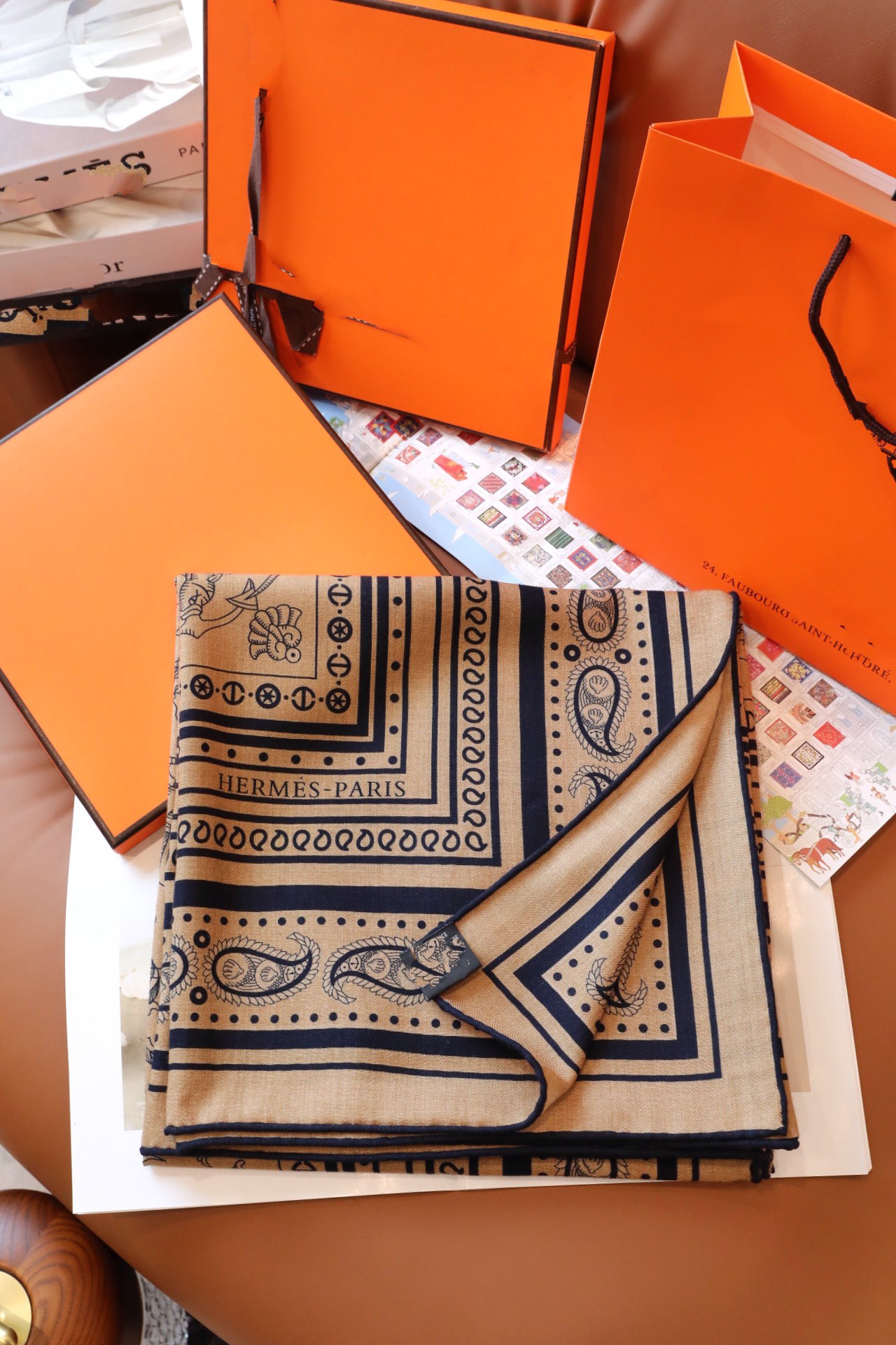 24SS 140 * 140 cm Écarpe de concepteur H 70% 30% Châle plié à la main des deux côtés de la même couleur Femmes de cachemire double face