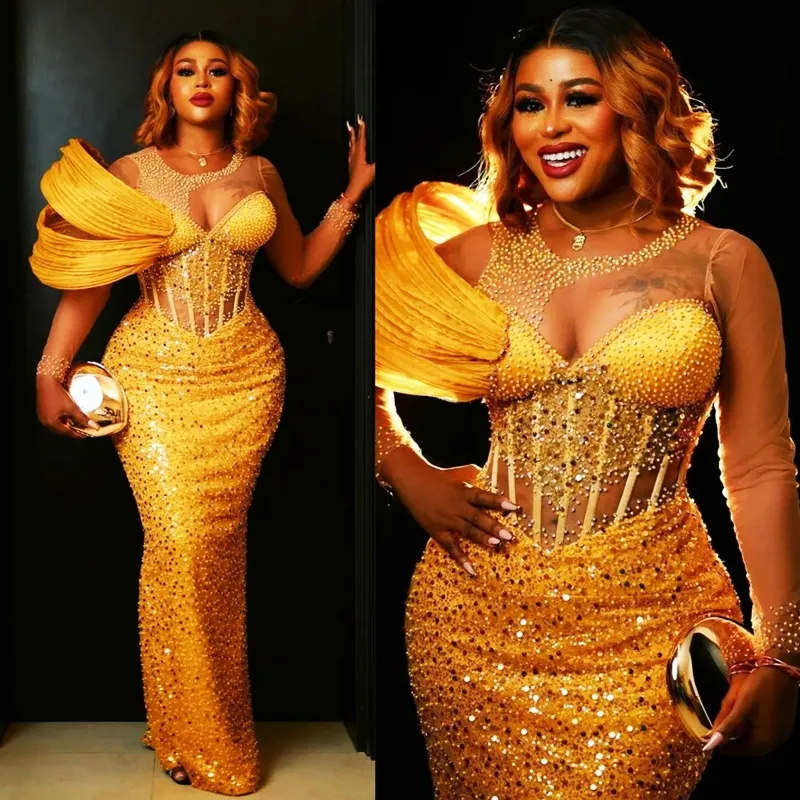 Nouveau 2024 Aso Ebi Gold Robes de bal pour des occasions spéciales Sheer Neck Illusion Manches longues Perles Paillettes Dentelle Perles Robe d'