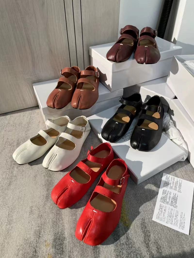 Tabi Split Toe Designer Double Strap Mary Jane Ballet Flat Pigs Feet Shoes 100 Genuine Leather Factory Price 3542 Size with Box