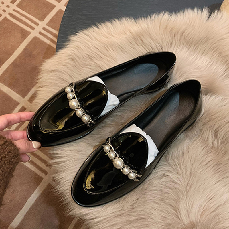 2025 Brand Chaussures oxford Chaîne de chaîne de cordes Landes en perles solides en cuir solide Femme Sneakers College Girl Slip on Pearl 78C6