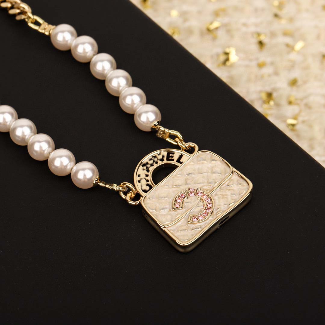 2025 Collier de pendentif charme de qualité de qualité de laluxe avec des perles de coquille de nature en blanc de couleur rose dans une boîte à