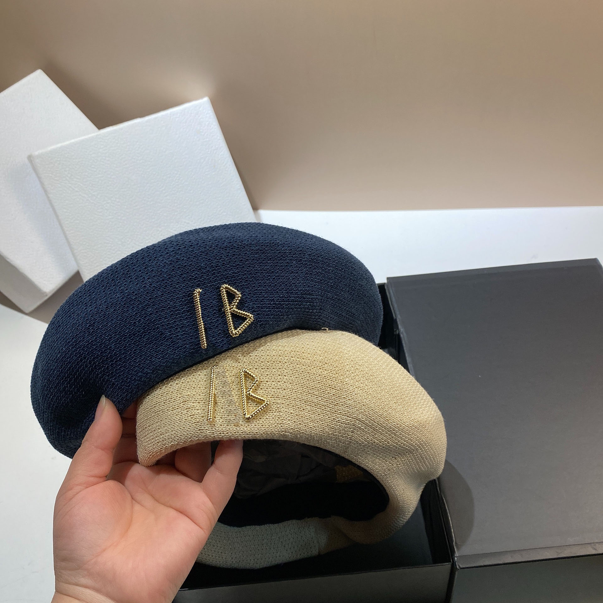 Designer Béret Femme Tricoté Lettre Dorée Bonnet Mode Été Automne Casquette de Rue