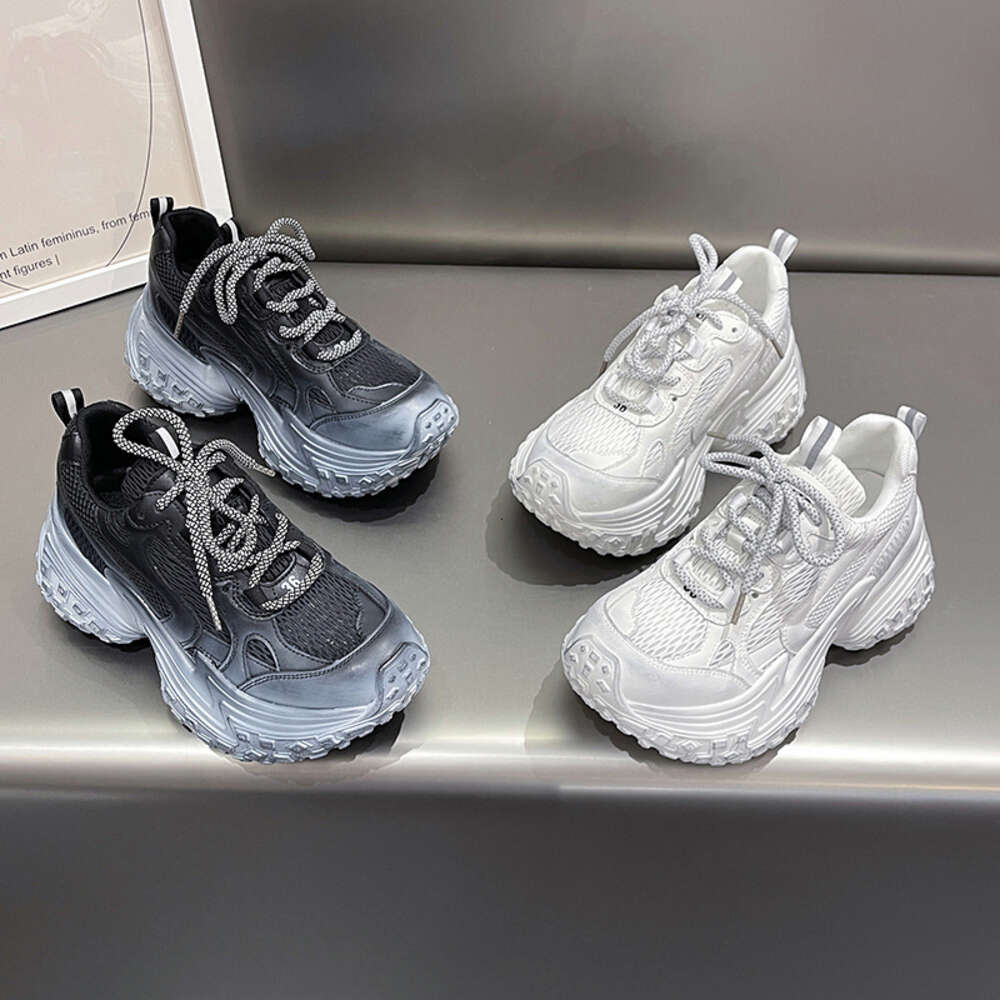 Version coréenne des femmes dégradées en détresse pour le printemps 2024, nouvelles chaussures de papa, semelles épaisses rouges en maille, chaus