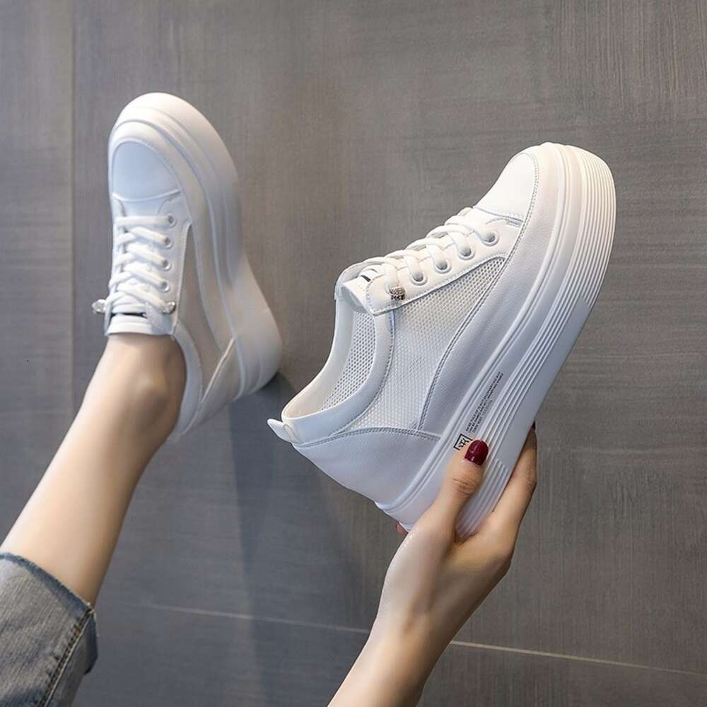 Soufflement intérieur petit blanc pour l'été 2024 pour femmes Nouveaux chaussures de maille respirante à semelle épaisse décontractée.