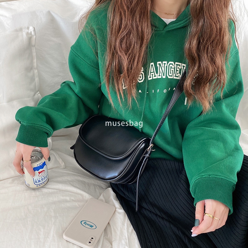 Korean version half round saddle for women's autumn winter new Instagram simple and retro temperament versatile single shoulder cross 054e