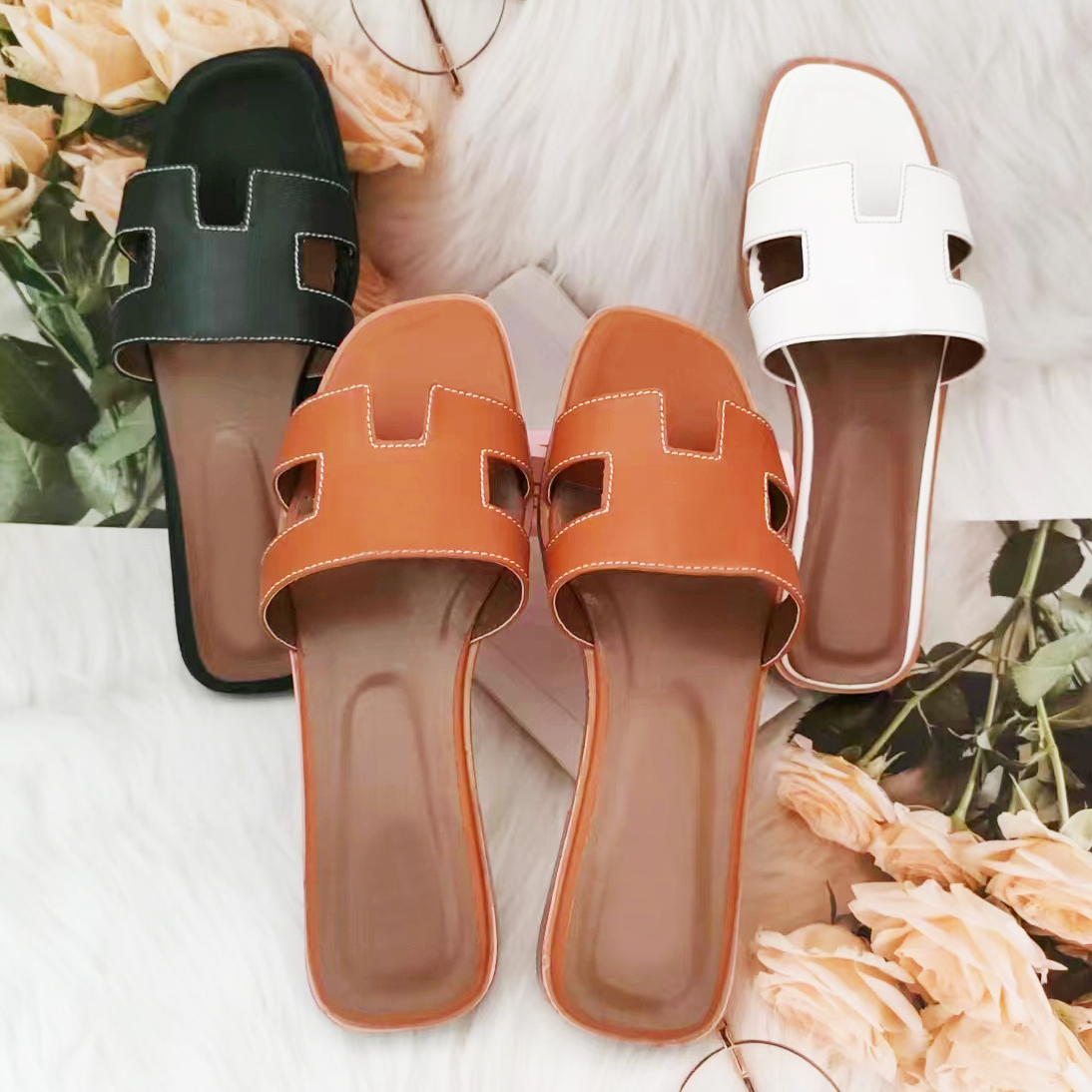 2024 Fashion Slippers Femme Designer Sandales pour femmes pantoufles Mentides décontractées Chaussures de plage extérieure de plage fond plat ave