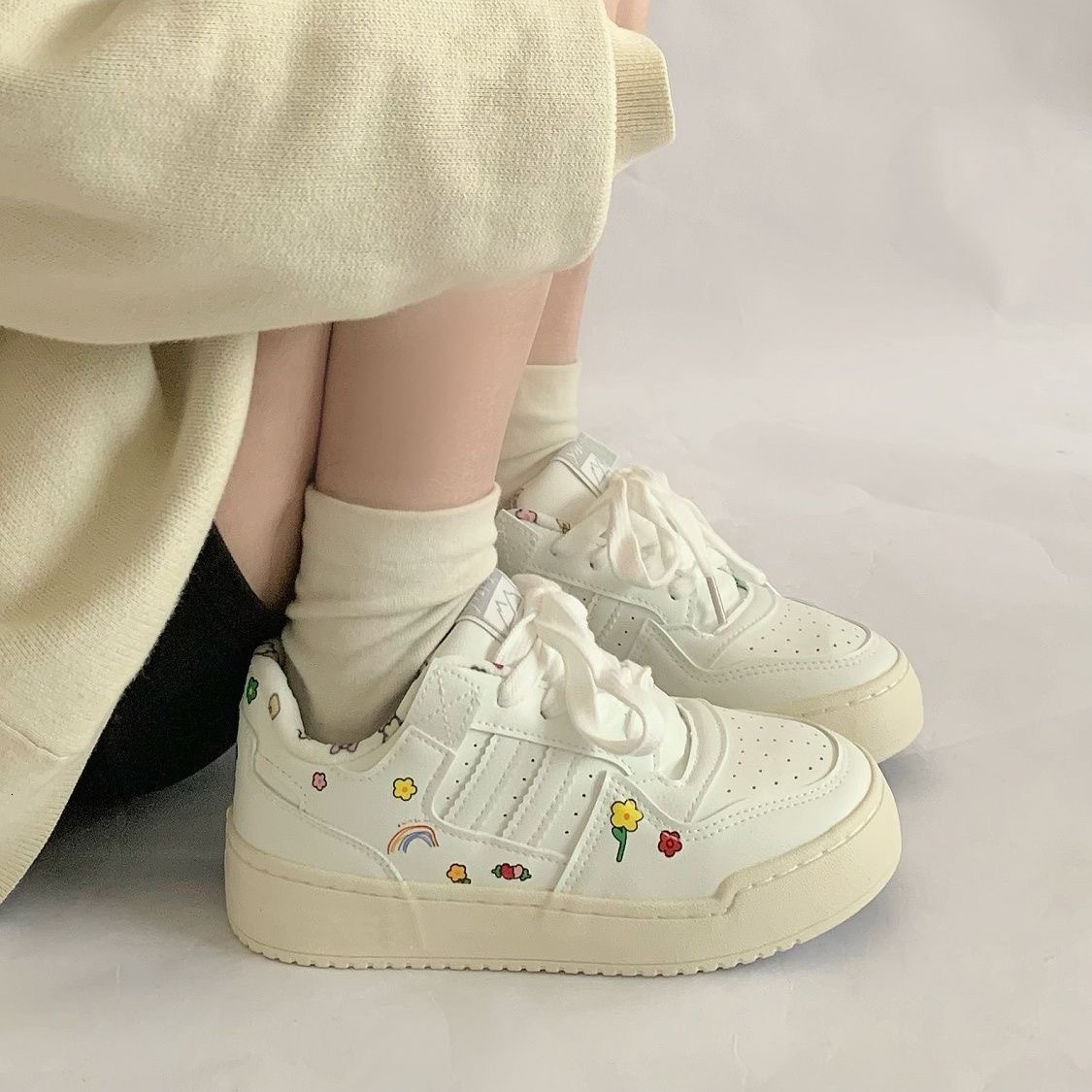 Ddmynov Soumed épais 2024 printemps Nouvelle Chine-Chic minoritaire couleur Matching Design Printing arc-en-ciel fleur de petites chaussures déco