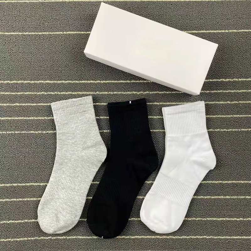 2023 Vente chaussettes de sport couple tubesocks chaussettes de créateurs chaussettes pour hommes personnalité femme design professeur style scol
