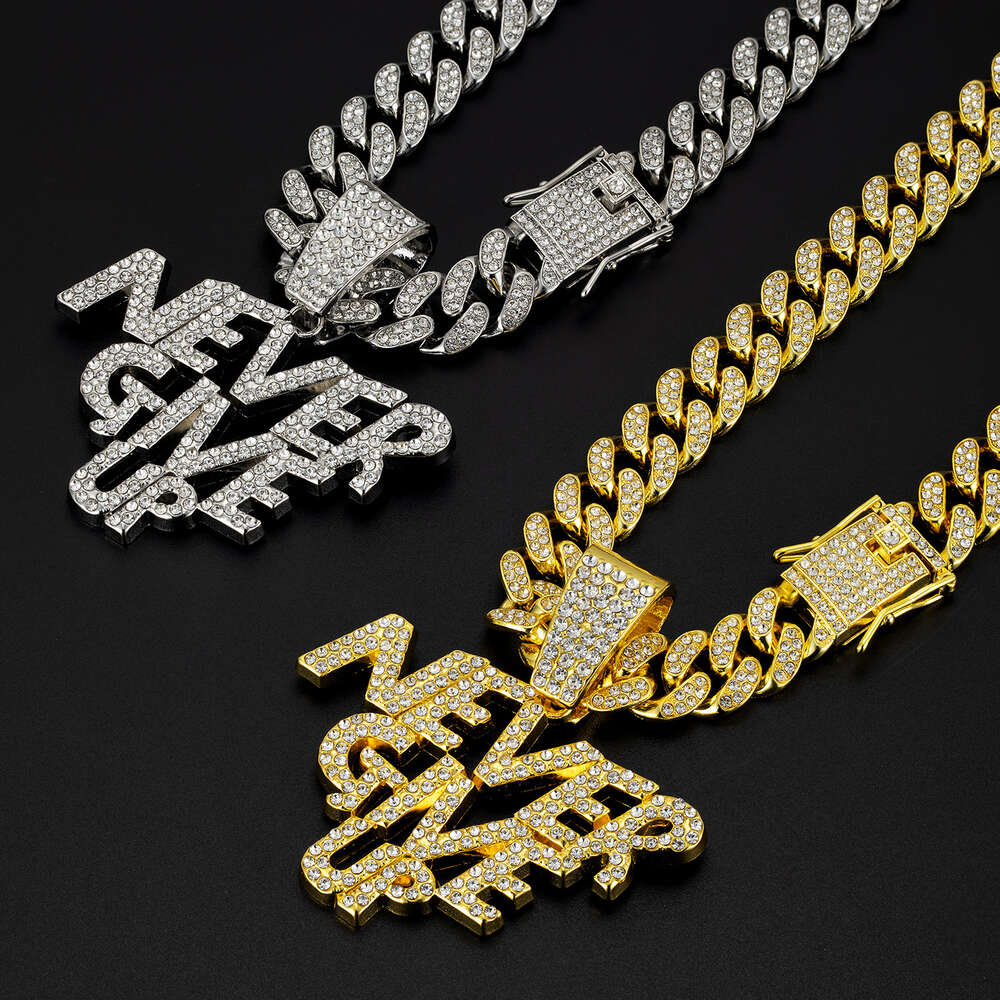 Moisanite Cadena Cubana Gold Cuban Link Chain Collier Sailormoon pour homme nouveau collier alliage complet Diamond Nevergeup Lettre pendentif ch