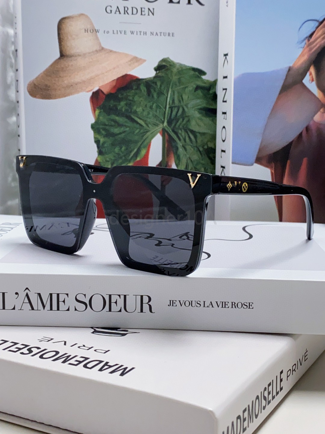 luxurys designer Luxury design sunglasses for men, simple and elegant design with four leaf clover letters essential for beach travel UV400 1:1 q-image-996279068