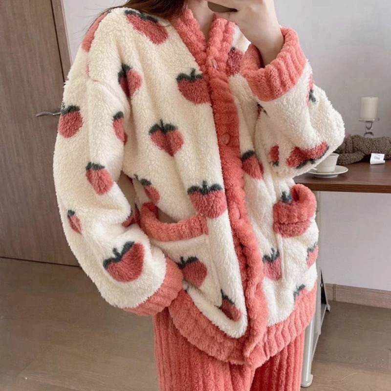 Vêtements de nuit imprimés aux fraises pour femmes ensembles de dégagement de laine d'hiver entièrement en velours 2 pièces.
