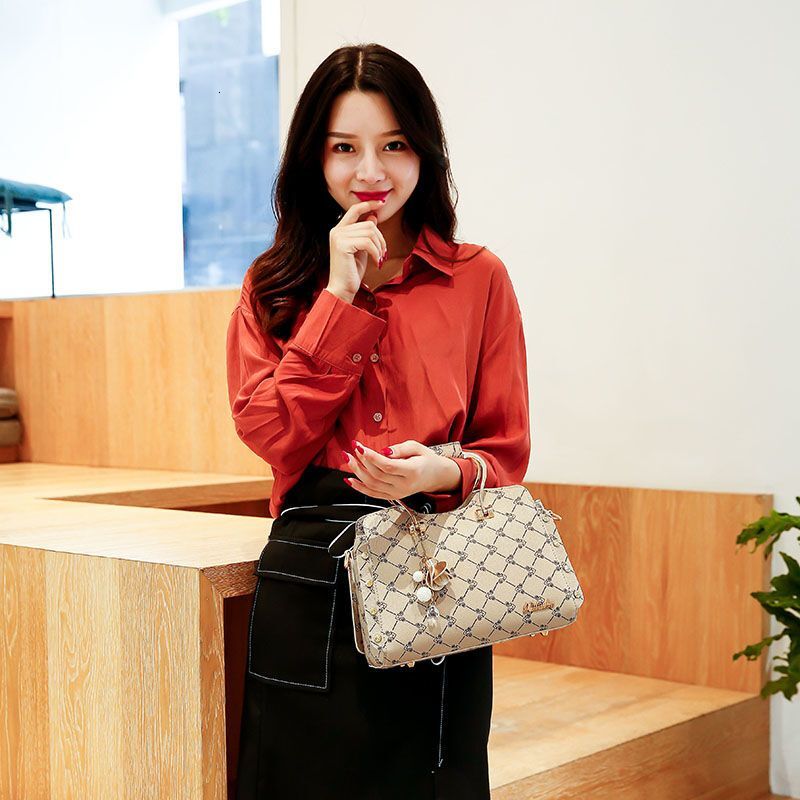 Nouveau modèle à la mode des femmes à l'épaule coréenne Version de tendance enveloppe simple sac à main multifonctionnel sac à bandoulière grand