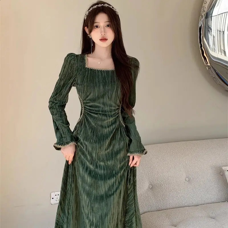 Long sleeved retro dark green velvet dress suitable for womens autumn and winter weight loss and waist cutting long skirt 240929