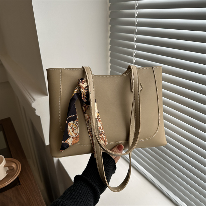 new model wrap trend Daily handbag work commuting large capacity for women in spring simple and fashionable tote bag niche leisure fashion shoulder