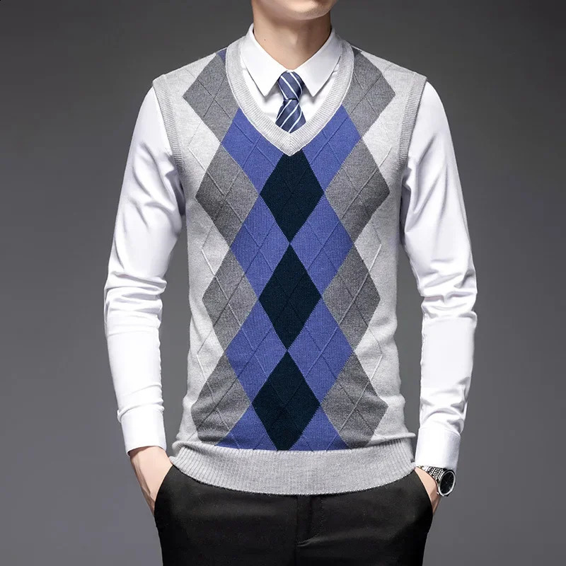 Mens color matching autumn and winter fashion sweater vest loose sleeveless knitted shawl rendering V is coming 240930