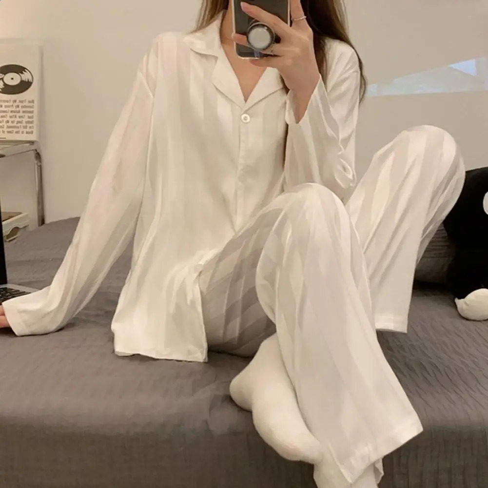 Pyjama en satin en dentelle pour femmes Ensemble de pyjama en soie à rayures à rayures pour femmes