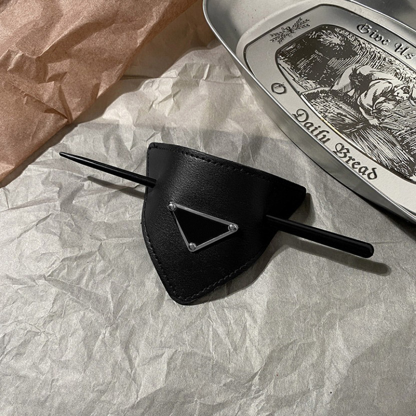Vintage Designer Hair Clip Women Fashion HairJewelry Classic Style Triangle Barrettes Autumn Girls Gift Leather Hair Clip-image-915643511