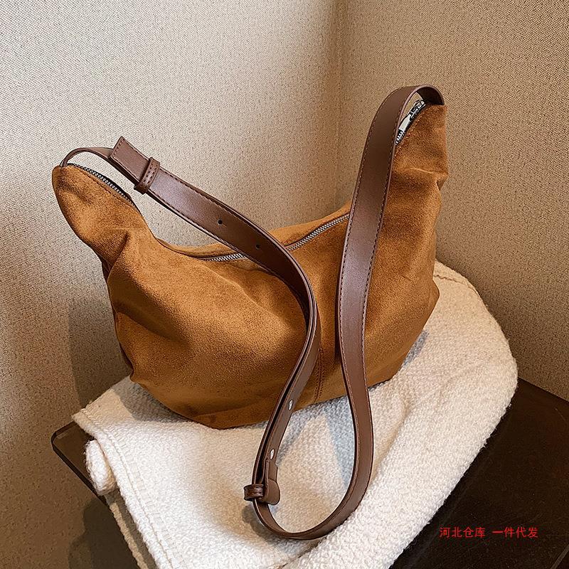 Niche design bag women's large capacity autumn and winter 2024 new fashion retro matte shoulder messenger bag dumpling bag