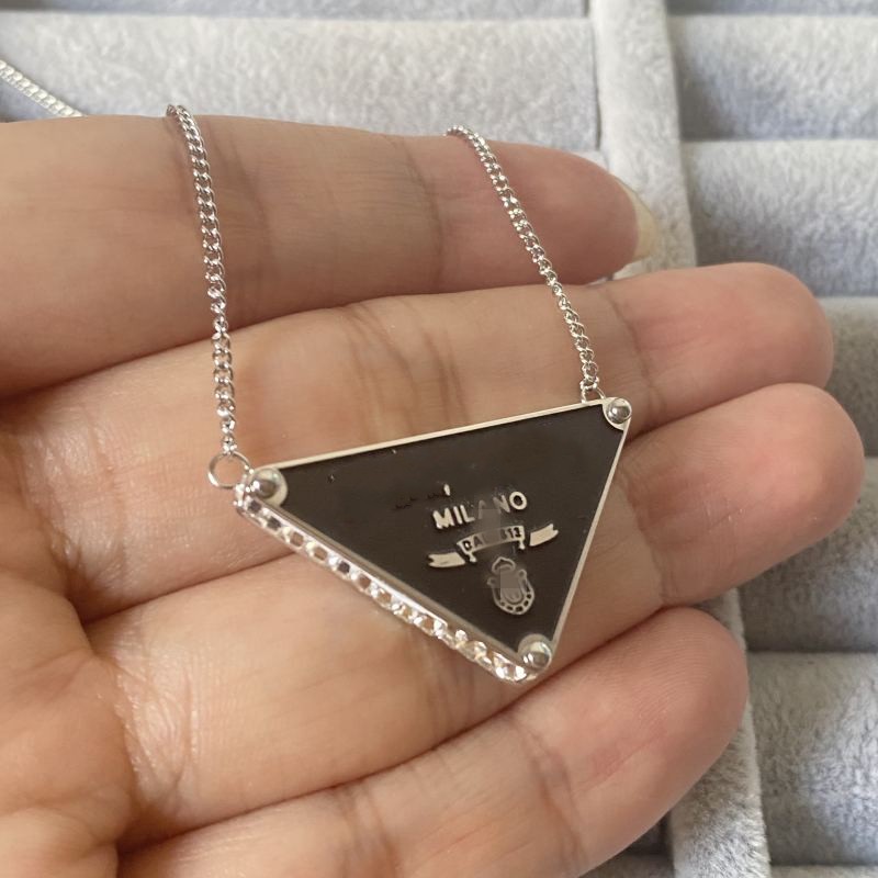 Femmes fille diamant tri-angle design de luxe or argent pendentif collier élégant amour 18K 316L en acier inoxydable P logo graver chaîne bijoux