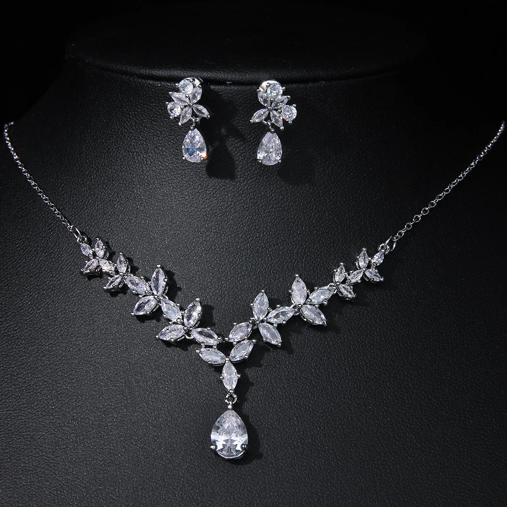 EMMAYA Classic Waterdrop Collier Ensemble d'oreille adapté aux femmes Sparkling Leaves de bijoux de zircon cubique ACCESSOIRES DE FEUX FEUS
