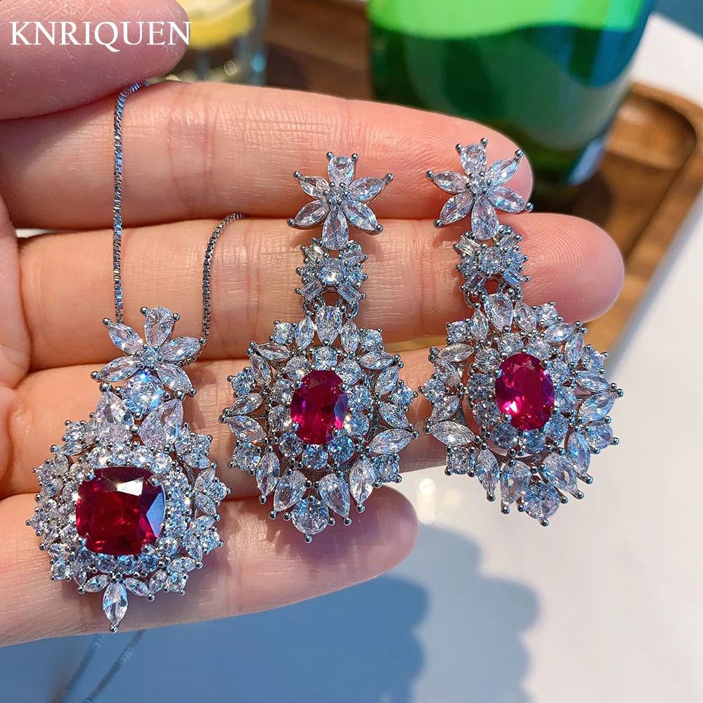 Bijoux Ruby et Sapphire Ensemble adapté aux femmes Collier de jeu de gemmes de diamant à haute teneur en carbone