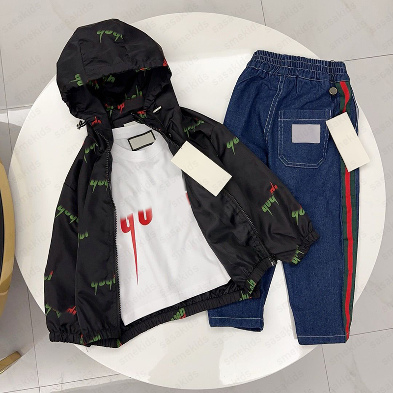 Spring Childrens Tracksuit Automne New Kids Letter LETTER Veste Hooded Baby Stormcoat Trendy Casual Boys Girls Vêtements Trois pièces CSD2410075-