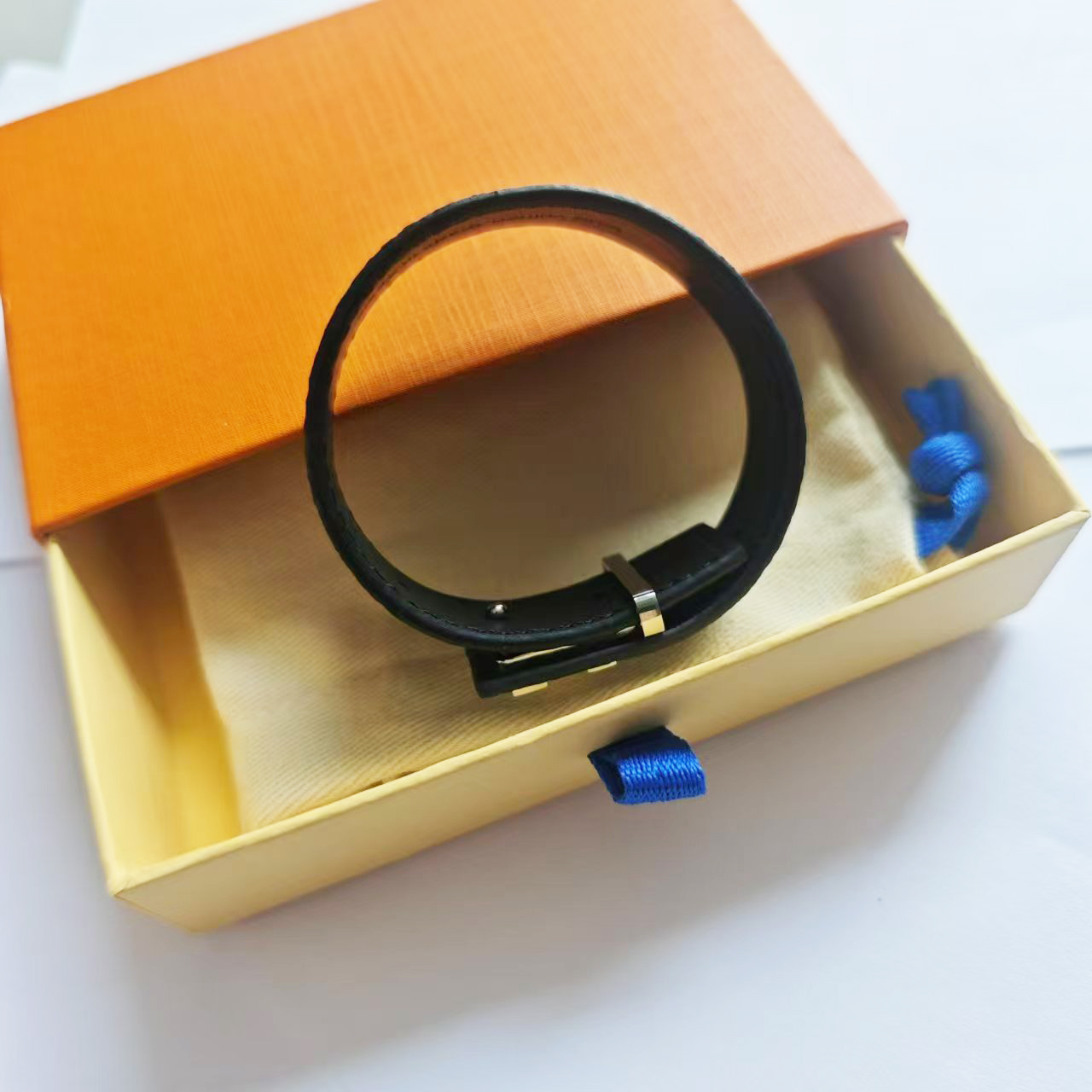 Elegante pulsera de cuero unisex para hombres y mujeres - diseño duradero con caja de hebilla de acero