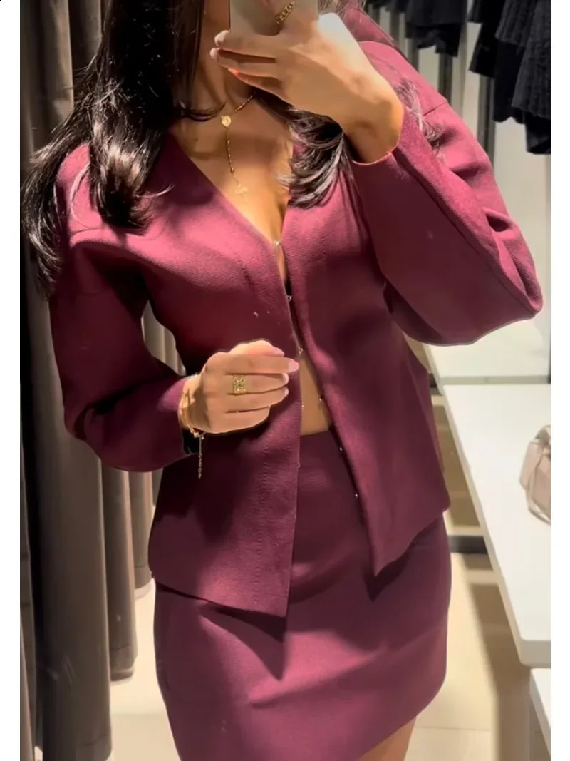 2024 Fashion Fashion Tricoted Cardigan Women Mandin Pull avec Aline Pocket Mini Jirts 2 Pieces Setfits Elegant 241007