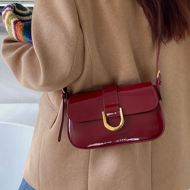 leisure new model High end women s crossbody bag autumn and winter wrap new item wine trend red horseshoe buckle small square bag shoulder bag