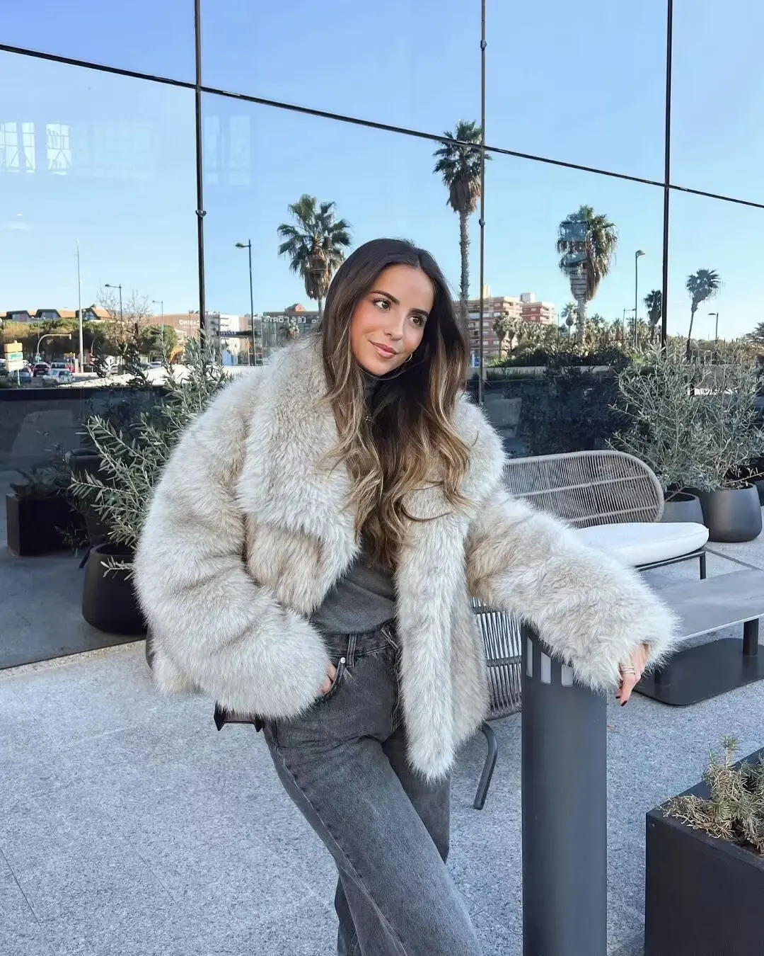 Europe et américain Faux Fur Effet Veste chaude pour femmes Veste de collier d'hiver pour femmes Top 241007