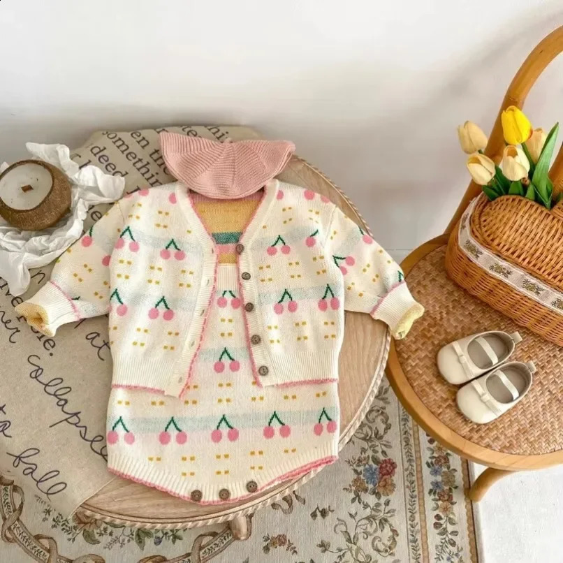 Girls pour enfants de style coréen Set en tricot Cherry Spring Cardigan Pull Ajustement serré Vêtements 2 pièces nés bébé mignon 240930