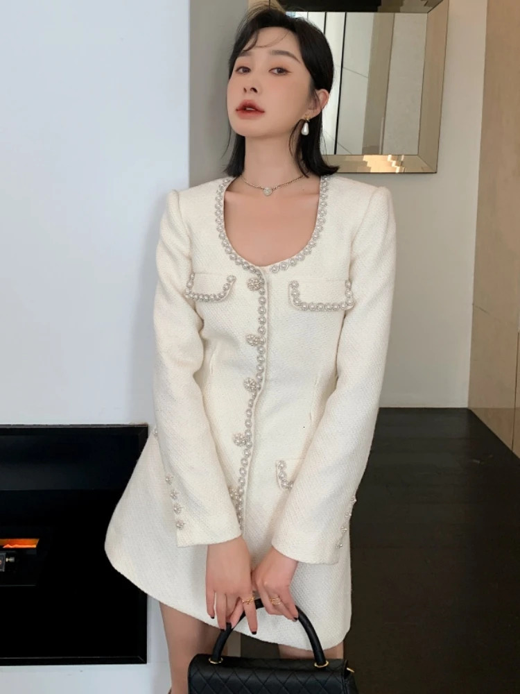 Pisse des femmes rondes cou rond en toison grossière robe en laine à manches longues en perles de bureau de bureau chaudes mode femme mini robe m