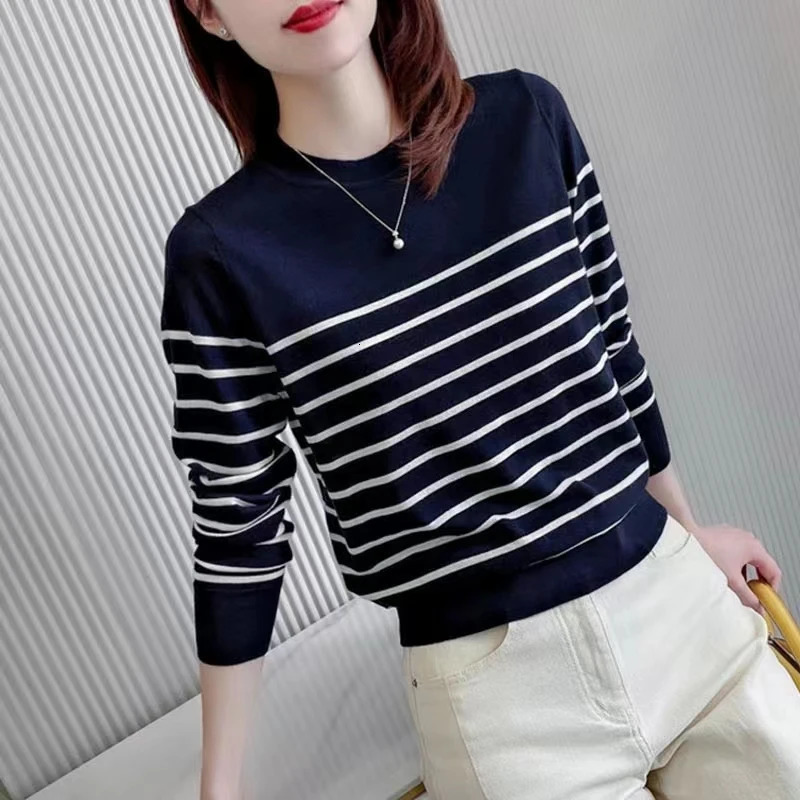 Les pulls tricotés automatiques et d'hiver à rayures d'automne avec une veste de cou ronde en bas.Femme confortable 241010
