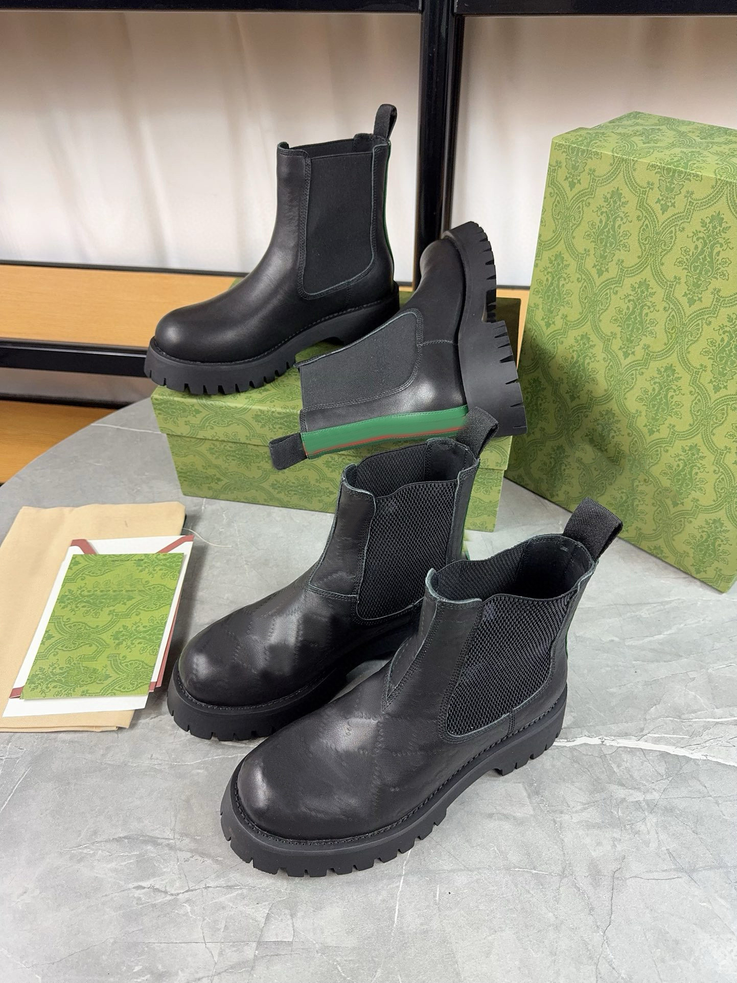 Chaussures de créateurs Fashion Men Femmes avec boucles Web Martin Botkle Boots Luxury Chalfskin Patent en cuir en cuir en cuir Horse