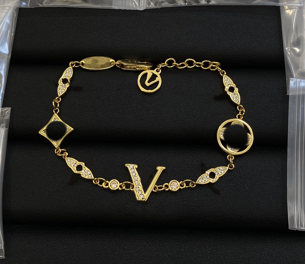 Luxury designer elegant gold and silver bracelet fashionable women&#039;s letter pendant bracelet wedding special design jewelry quality-image-759734250