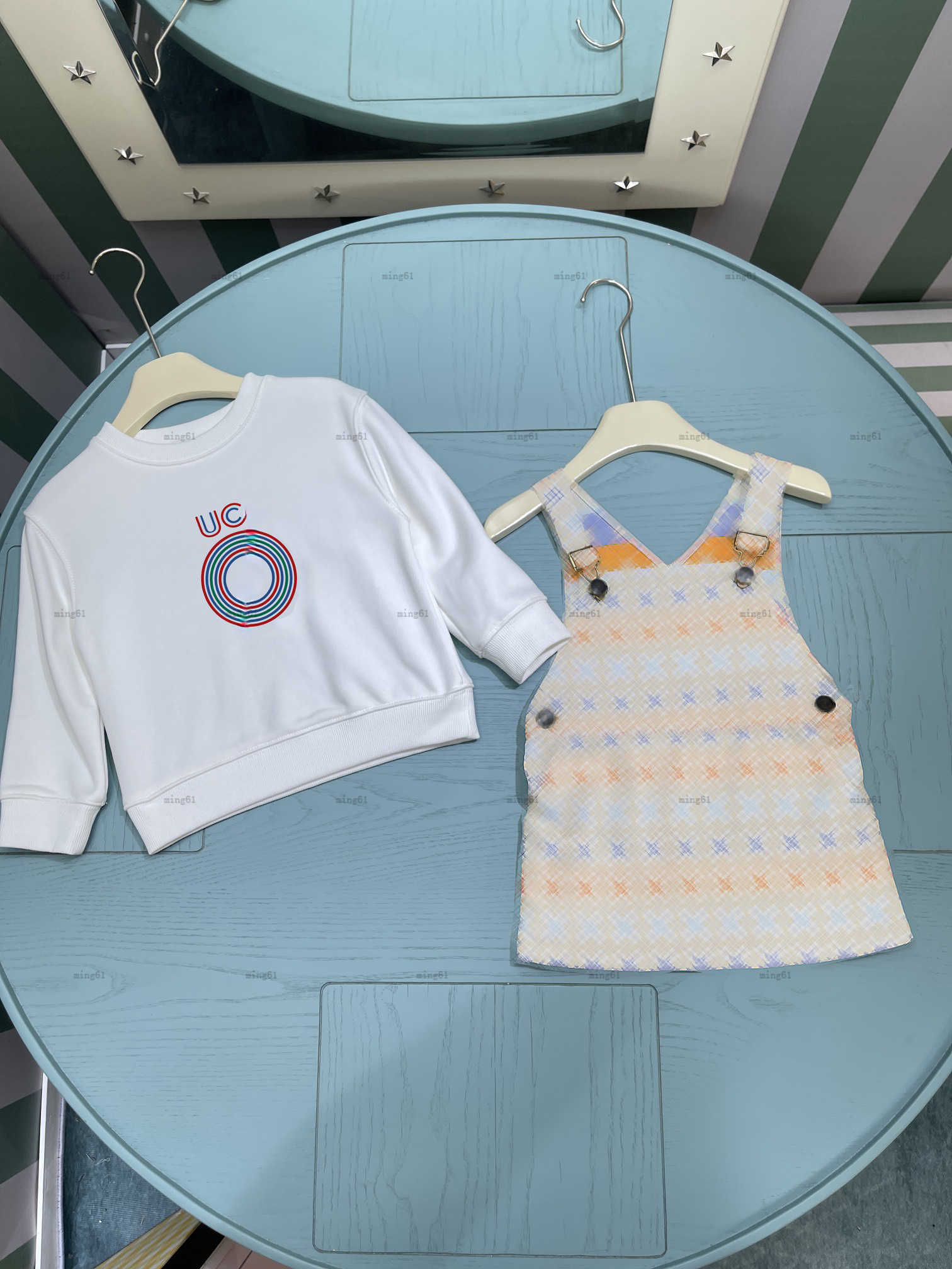 Brand Girls Dress Set Kids Designer Vêtements Baby Two Piece Set Sweat Round Coun Sweat à sweat et jupe à bandoulière imprimé coloré