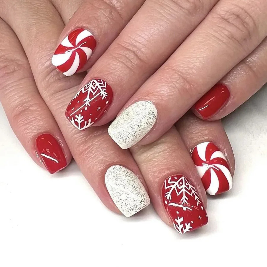Christmas Nail Art Press-On Nails Set Short Squre Nail with Holiday Elements Removable Santa Snowflake Pattern Manicure Kit 241014-image-1025576899