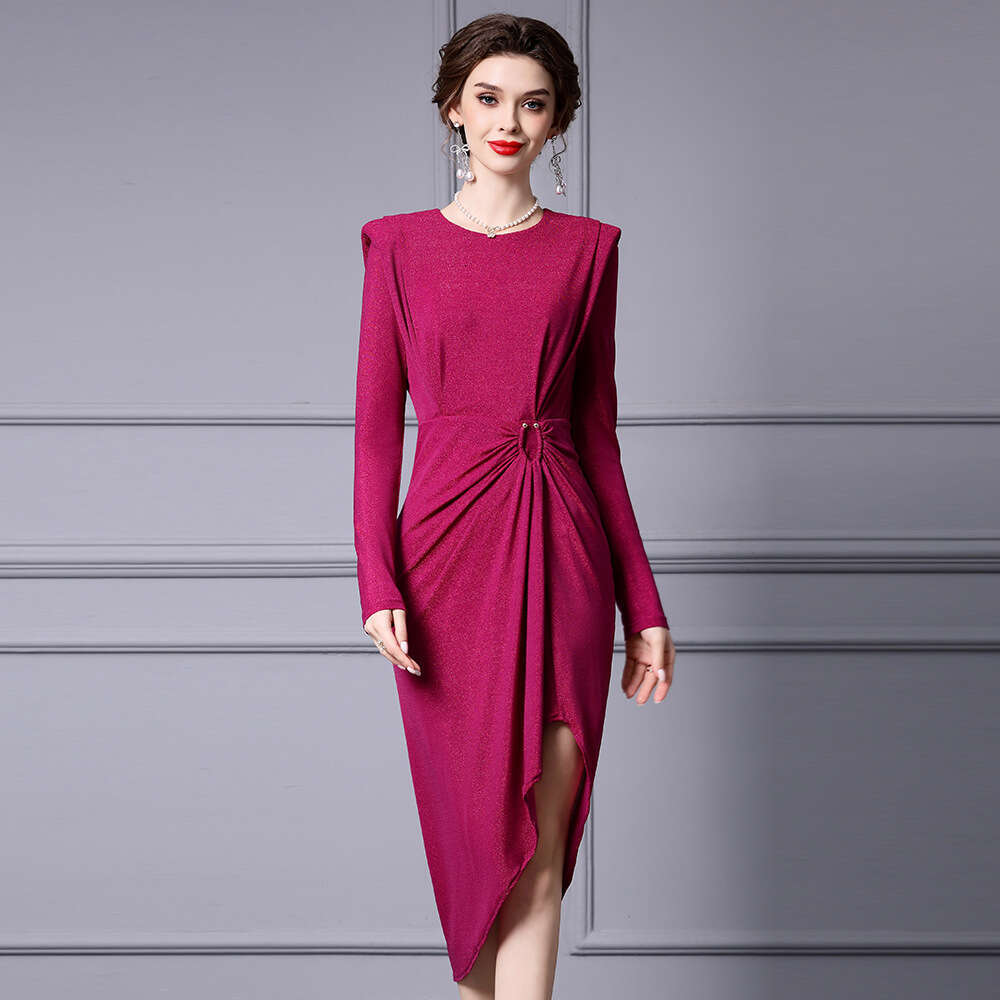 Sac à taille plissée Jupe de hanche automne 2024 Nouvelle robe de design irrégulière montrant la figure de nouveauté tempérament bifurqué robe ro