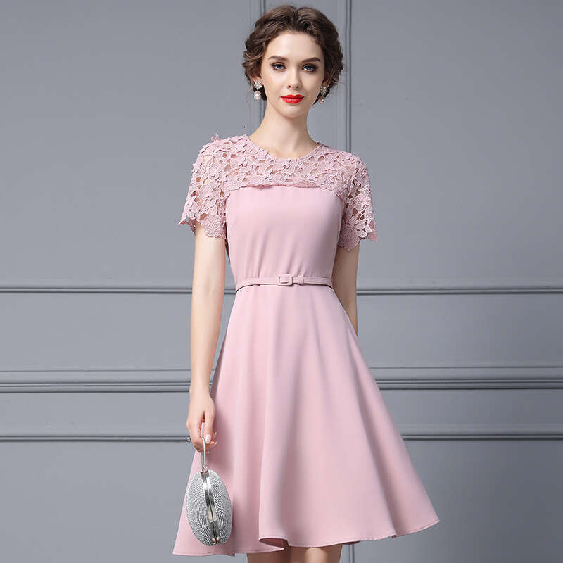 Robe rose pour les femmes 2024 Nouvelle collection d'été: ceinture brodée creux de la ceinture rétrécissante pour avoir l'air mince à manches cou