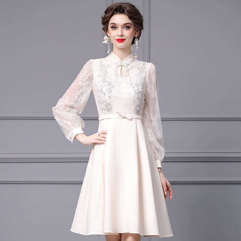 Robe de style courte française avec endire et minceur d'effet de broderie lourde épissage en ligne A-Lig Swirt Jirt 2024 Automne Nouvel article D