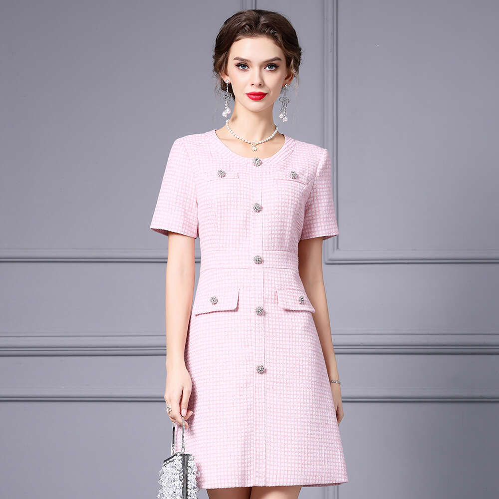 S 2024 Nouvelle femme à la mode à la mode dégagent le sentiment de douceur et de tempérament de luxe.C'est une robe A-line rose pour la robe en d